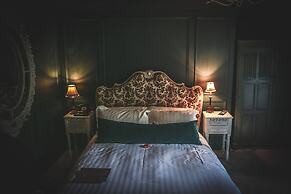 Le Petit Chateau & William de Percy