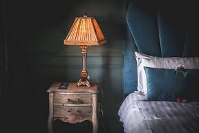 Le Petit Chateau & William de Percy