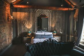 Le Petit Chateau & William de Percy