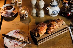 Le Petit Chateau & William de Percy