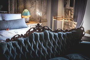 Le Petit Chateau & William de Percy