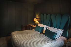 Le Petit Chateau & William de Percy