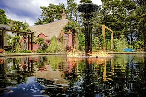 Le Petit Chateau & William de Percy