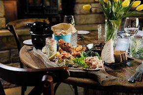 Le Petit Chateau & William de Percy