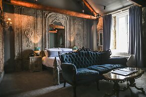 Le Petit Chateau & William de Percy