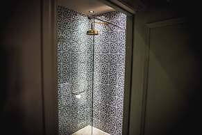 Le Petit Chateau & William de Percy