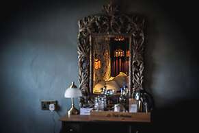 Le Petit Chateau & William de Percy