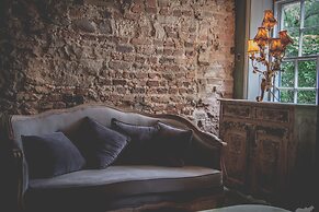 Le Petit Chateau & William de Percy