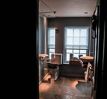 Le Petit Chateau & William de Percy