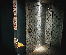 Le Petit Chateau & William de Percy