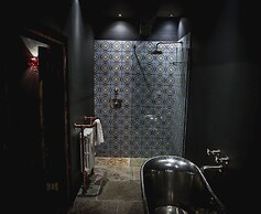 Le Petit Chateau & William de Percy