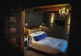 Le Petit Chateau & William de Percy