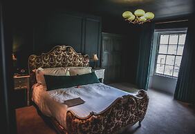 Le Petit Chateau & William de Percy