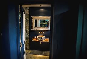 Le Petit Chateau & William de Percy