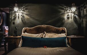 Le Petit Chateau & William de Percy