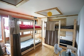 Moncher Guesthouse - Hostel