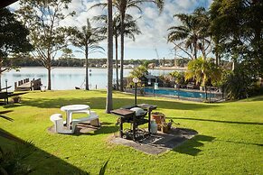 Lake Edge Holiday Units