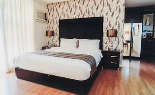 Queen Margarette Hotel - Downtown