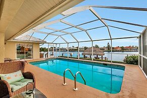 BE324 4 Bedroom Holiday Home by Marco Naples Vacation Homes