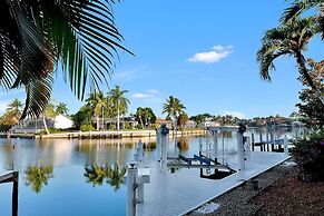 COPPER20 5 Bedroom Holiday Home by Marco Naples Vacation Homes