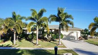 MANOR41 3 Bedroom Holiday Home by Marco Naples Vacation Homes