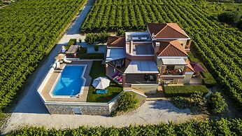 Cretan Vineyard Hill Villa Private Pool, Panoramic View, Beautiful Vin