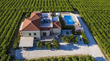 Cretan Vineyard Hill Villa Private Pool, Panoramic View, Beautiful Vin