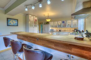 The Cedar Field Vacation House