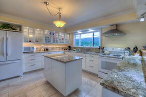 The Cedar Field Vacation House