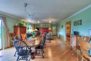 The Cedar Field Vacation House