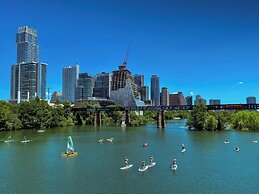 Element Austin Downtown