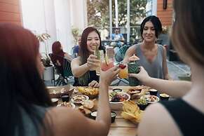 Element Austin Downtown