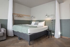 The Swan House by Heimaleiga