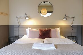 The Swan House by Heimaleiga