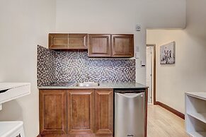 Destination Stays Montreal Downtown