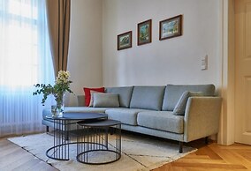 Three Golden Crowns Apartments