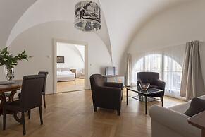 Three Golden Crowns Apartments