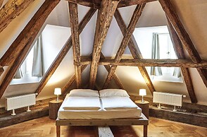 Three Golden Crowns Apartments