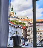 Three Golden Crowns Apartments