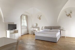 Three Golden Crowns Apartments