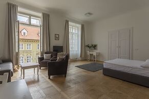 Three Golden Crowns Apartments