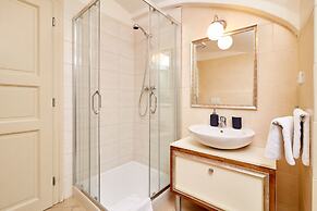 Three Golden Crowns Apartments