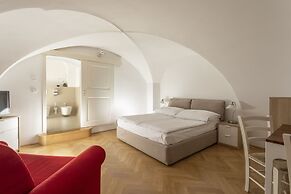 Three Golden Crowns Apartments