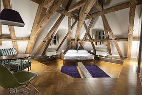 Three Golden Crowns Apartments