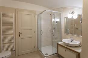 Three Golden Crowns Apartments