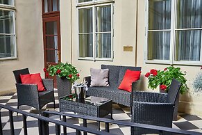 Three Golden Crowns Apartments