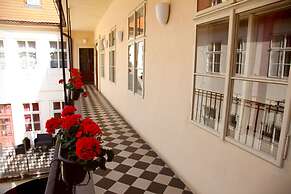 Three Golden Crowns Apartments