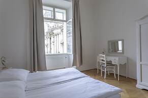 Three Golden Crowns Apartments