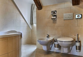 Three Golden Crowns Apartments