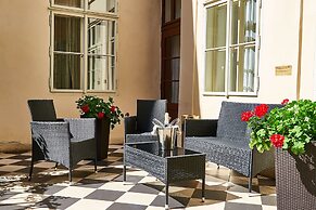 Three Golden Crowns Apartments